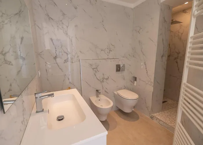 Magnifique 3p Climatise En Dernier Etage Avec Terrasse Face Mer, Proche Centre - Fr-1-196-326 * Menton